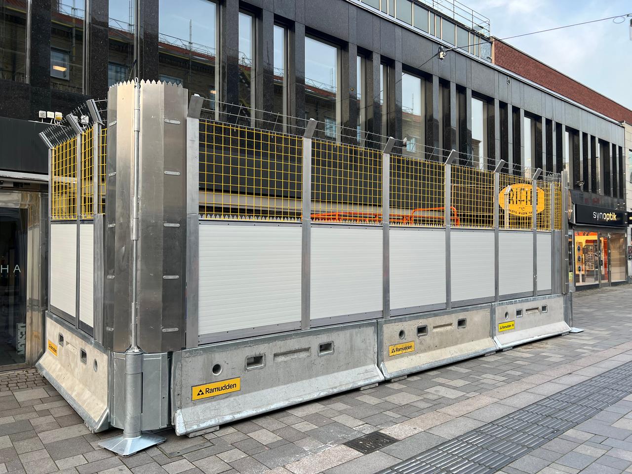 Barriären SVEA med skalskydd, monterad på en arbetsplats i stadsmiljö.